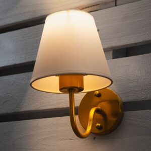 Lámpara clásica con pantalla blanca